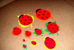 Permainan untuk kanak-kanak "Ladybugs pada daun musim luruh"