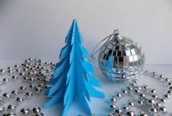 Vianočný stromček z modrého papiera