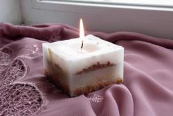 Espelmes fetes amb parafina i materials naturals
