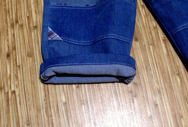Cambiare i jeans per un bambino