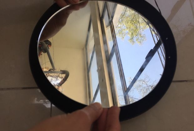 Nouveau miroir d'une vieille poêle à frire