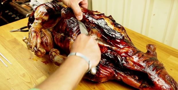 Cum să prăjiți un porc întreg pe scuipă