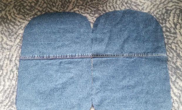 Lys ryggsekk laget av gamle jeans