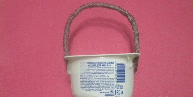Kurv laget av en yoghurtkrukke
