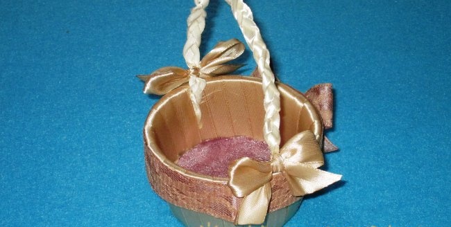 Basket na gawa sa isang garapon ng sour cream at satin ribbons