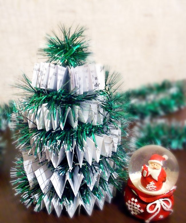 DIY vánoční stromek vyrobený z kancelářského papíru