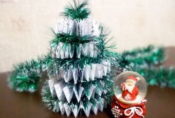 DIY Christmas tree na gawa sa papel ng opisina