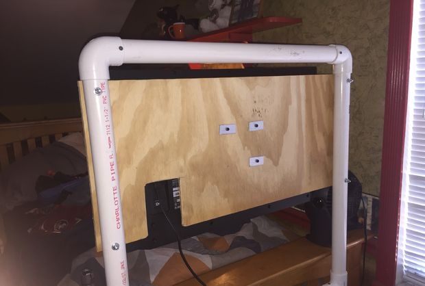 Porta TV realizzato con tubi in PVC