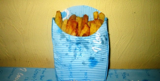 Batatas fritas em envelope de papel