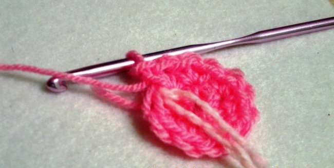 Bonnet au crochet avec un nœud pour bébé