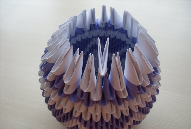 Vaso feito de módulos triangulares de origami