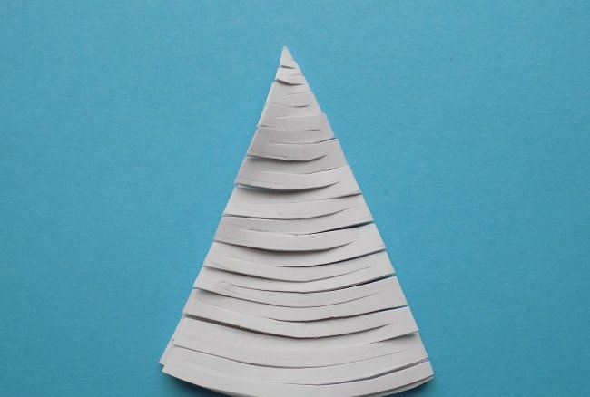 3D vánoční strom vyrobený z kancelářského papíru