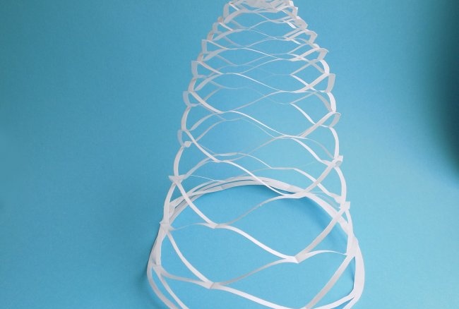 Árbol de Navidad en 3D hecho con papel de oficina