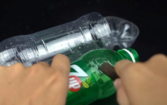 Pescare con una bottiglia di plastica