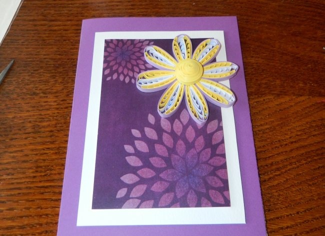 Пощенска картичка с техника квилинг „Обемно цвете“
