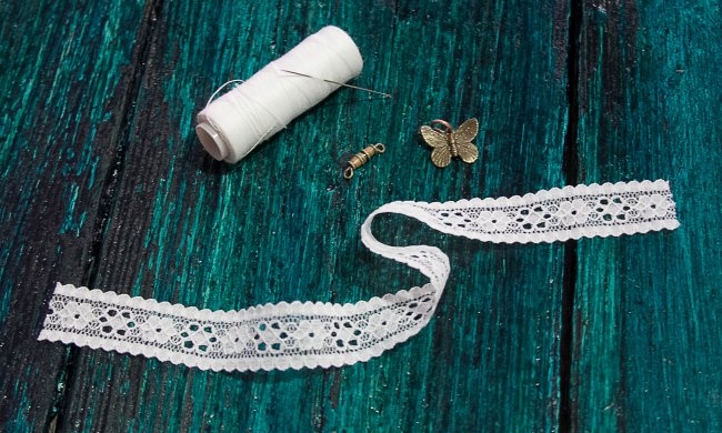 Choker made of lace and pendants in 10 minutes