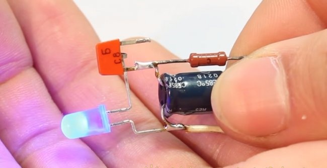 Isang simpleng flasher sa isang transistor