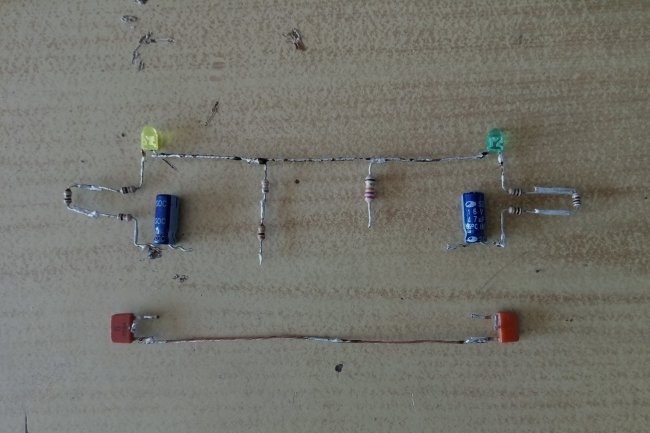 Jednoduchý blikač pre dve LED diódy