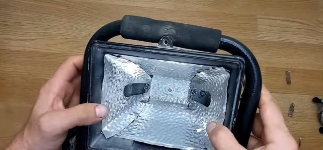 Converting a halogen spotlight into an LED one