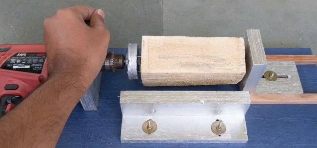 Einfache Drehmaschine aus einer Bohrmaschine