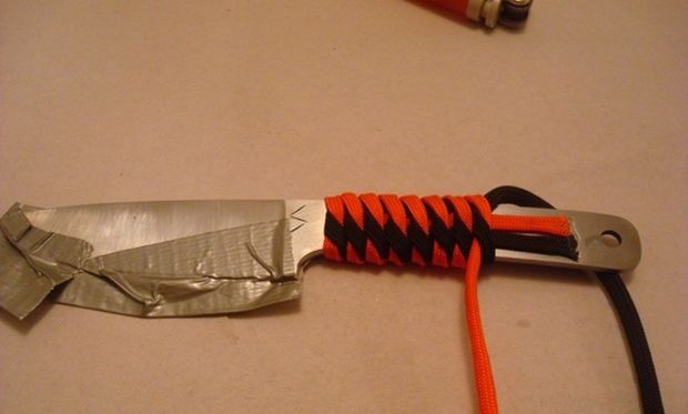 Trenzado de paracord del mango de un cuchillo