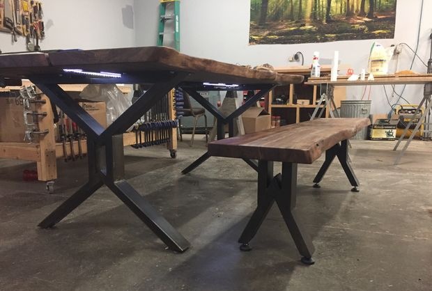 Tvirtas lentų stalas ir suolas