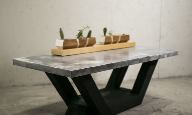 Een marmeren tafel maken van beton met een gebrande houten basis