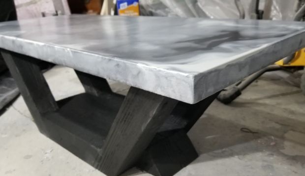 Marmora galda izgatavošana no betona ar dedzinātu koka pamatni