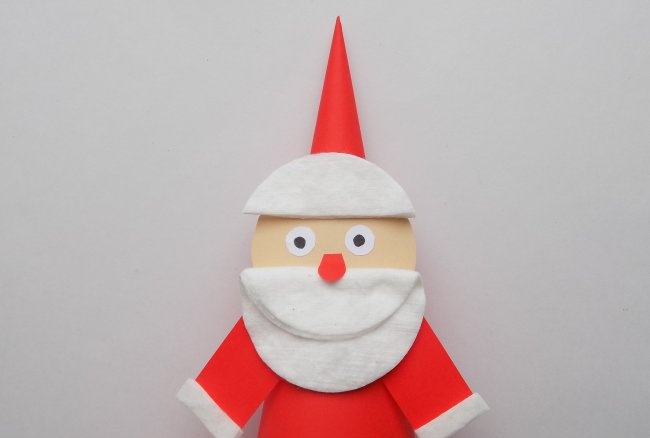 Djed Mraz napravljen od papira i pamučnih jastučića