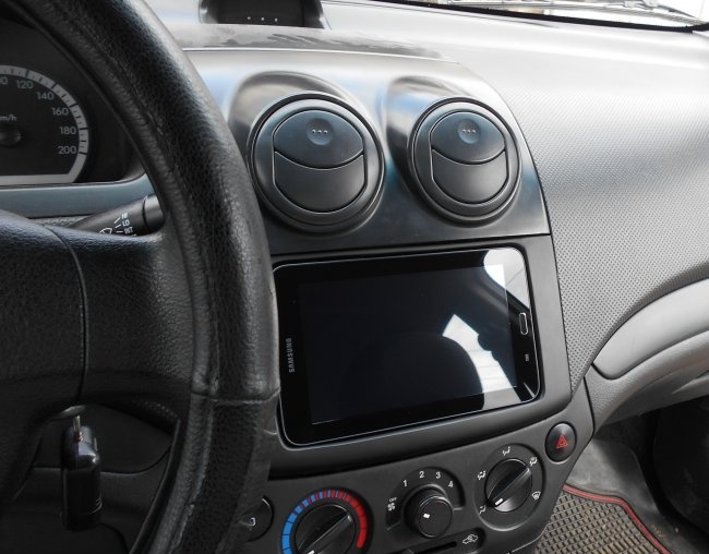 Installazione di un tablet in un'auto