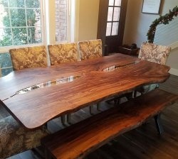 Tisch und Bank aus massivem Brett