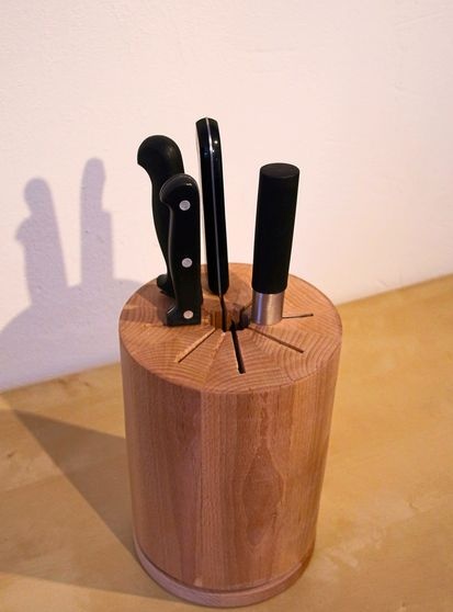 Rotating knife stand