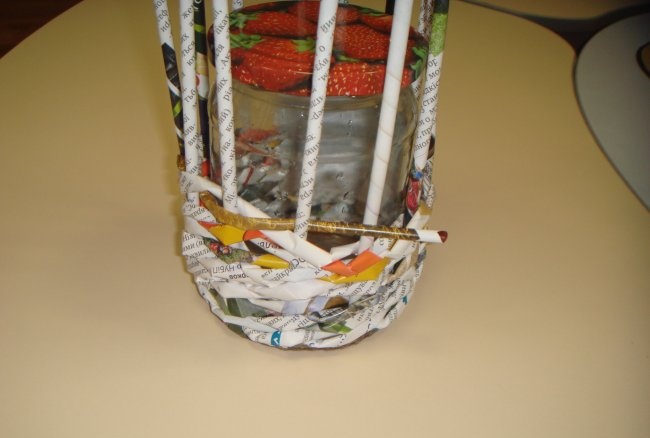 Vaso de vime feito com tubos de jornal