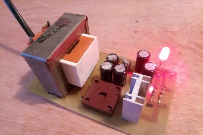 Maitinimas su zenerio diodu ir tranzistoriumi