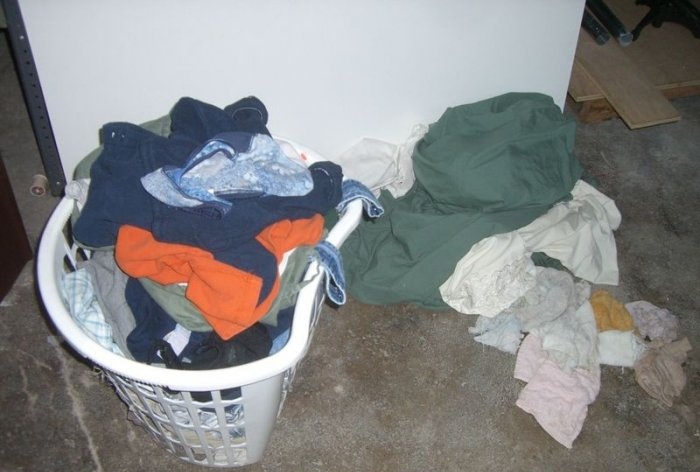 Malaking laundry sorting basket na gawa sa mga plastik na tubo