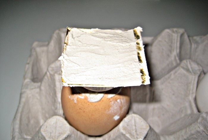 Lembrancinha de Páscoa feita de ovo de gesso em suporte