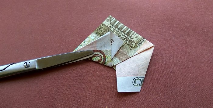 Modelo de pirámide de origami de bricolaje a partir de billetes