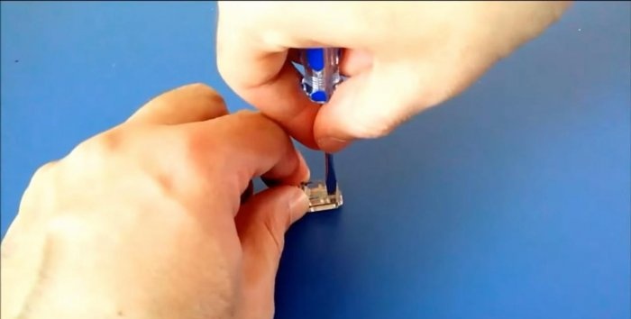 Hoe u een RJ45-connector kunt krimpen met een eenvoudige schroevendraaier