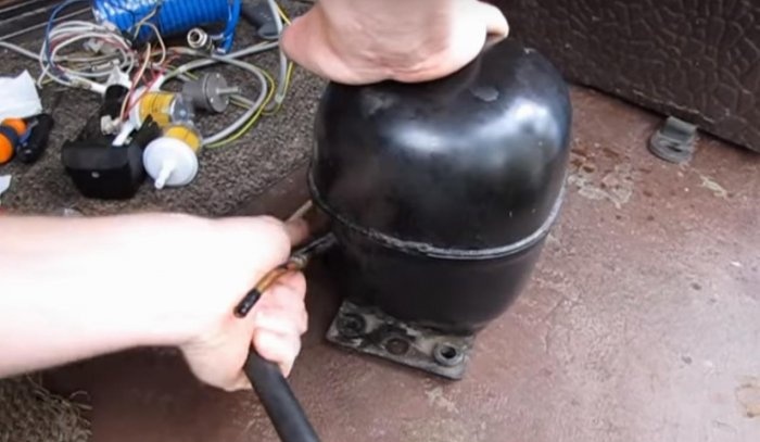 Kompresor chladničky na hustenie pneumatík