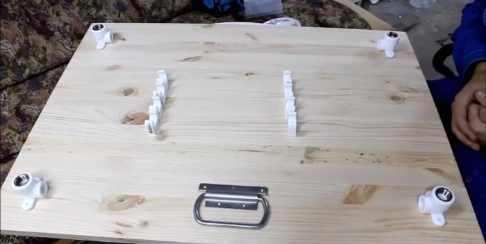 PVC borulardan yapılmış katlanır çalışma masası