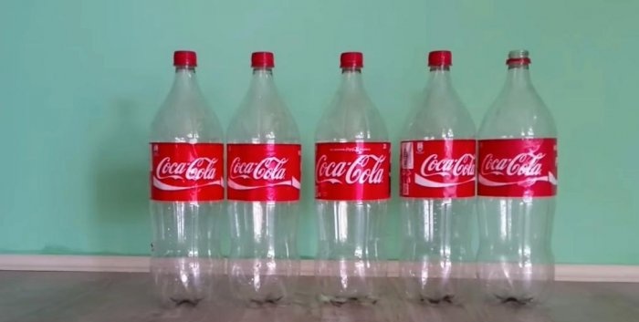 Bezem gemaakt van plastic flessen