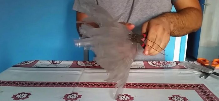 Plastik şişelerden yapılmış süpürge
