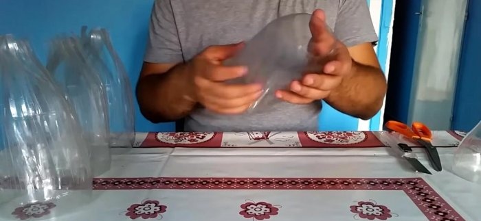 Mătură făcută din sticle de plastic