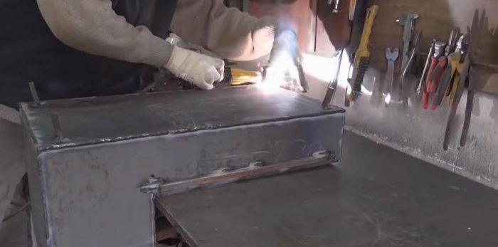 Çelik sacdan yapılmış mangal