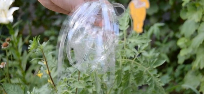 Műanyag palackok csíkokra vágására szolgáló eszköz
