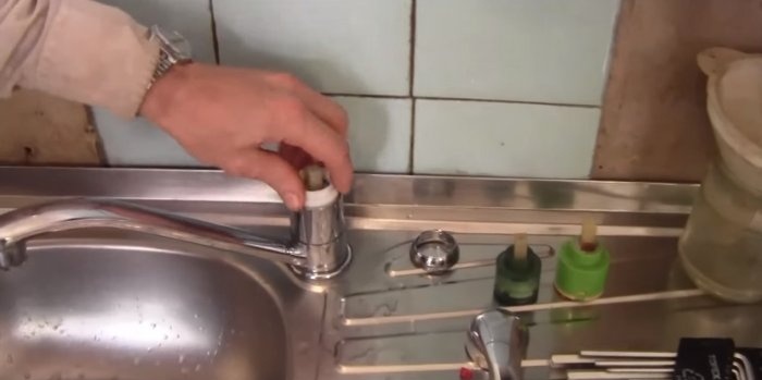 Le robinet fuit, résolvant le problème