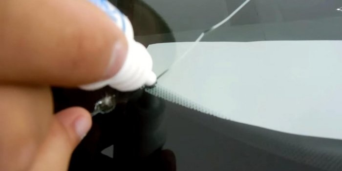 Ako opraviť prasklinu na čelnom skle auta