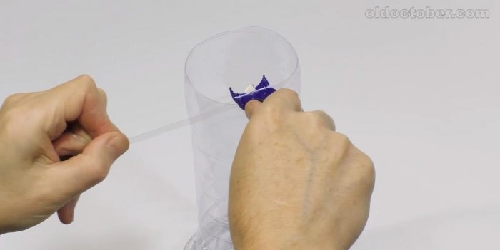 Couteau pour couper du ruban adhésif dans des bouteilles en plastique