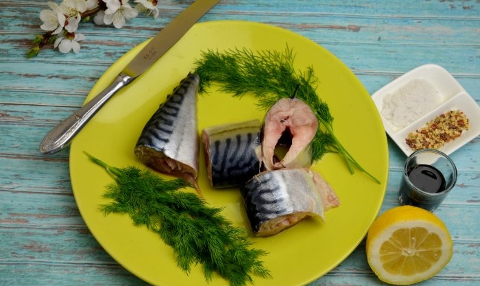 Mga piraso ng mackerel sa grill