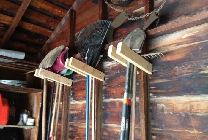 Colgador de herramientas sencillo en el garaje.